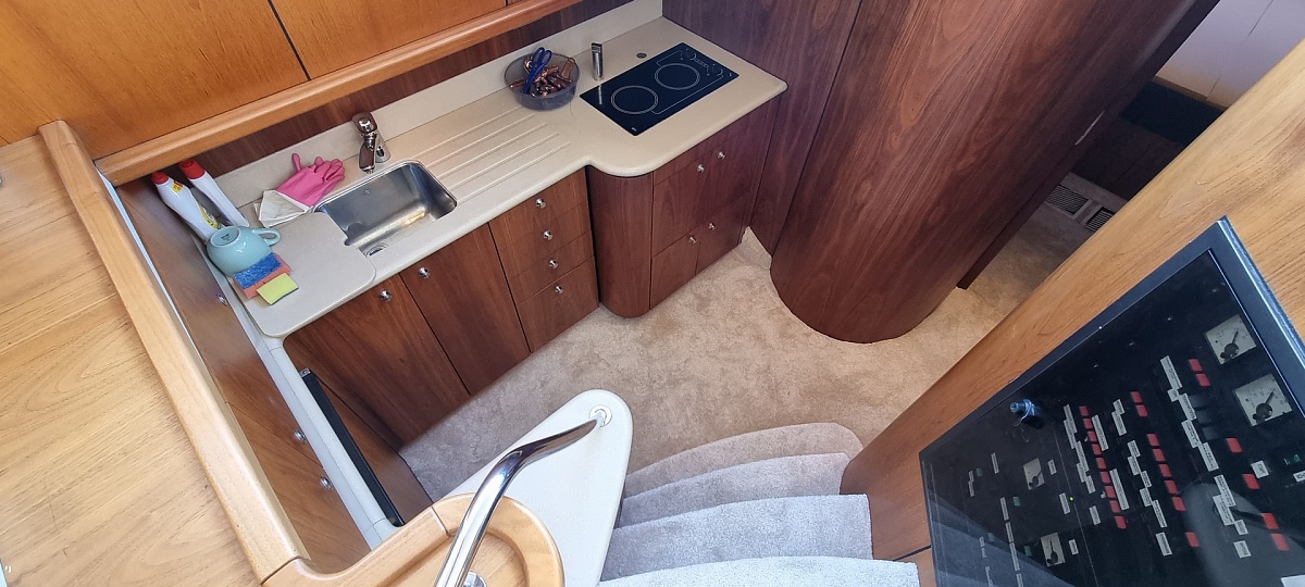 Аренда моторной яхты Sunseeker 44 в Москве - кухня